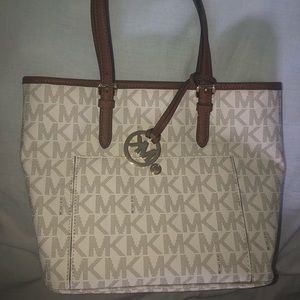BRAND NEW WITHOUT TAGS MICHAEL KORS HANDBAG